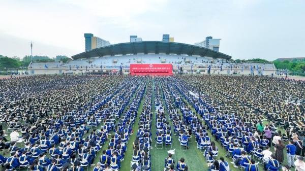 毕业典礼现场（摄影：施培松、校新媒体中心）