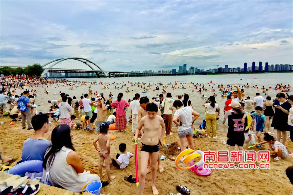 南昌：夏至戏水（图）