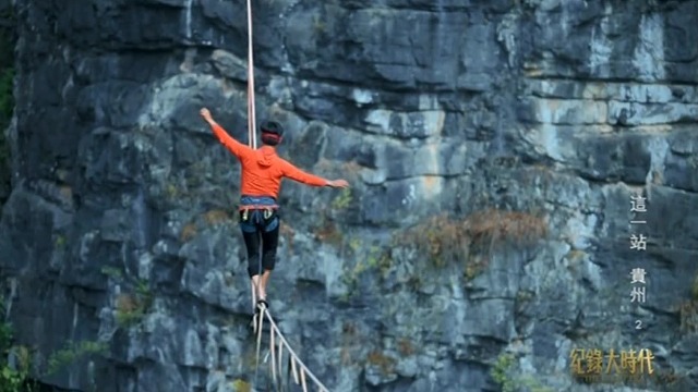 惊险！玩高空扁带的人看似不负责任，实则训练有素