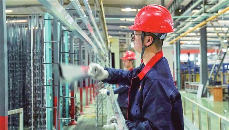 工人正在进行铝型材上挂工艺操作