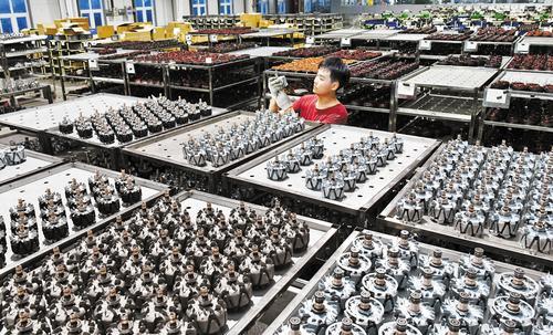 在河间市一家汽车配件再制造企业，工人在检查产品质量。 苑立伟摄