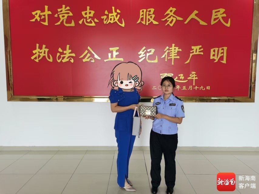 旅客来领回失物。三亚铁警供图