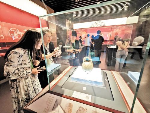 6月13日，游客在衡水市博物馆参观。 本报记者 史晓多摄