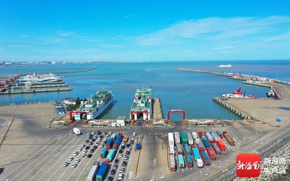 新海港货车有序上船。记者 汪承贤 摄