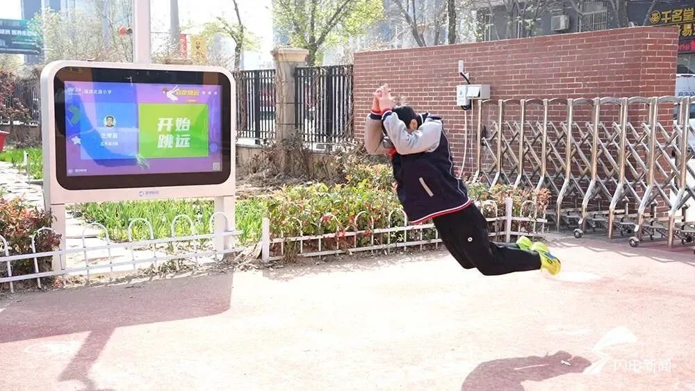 德州市湖滨北路小学的智能运动区 / 图源:闪电新闻
