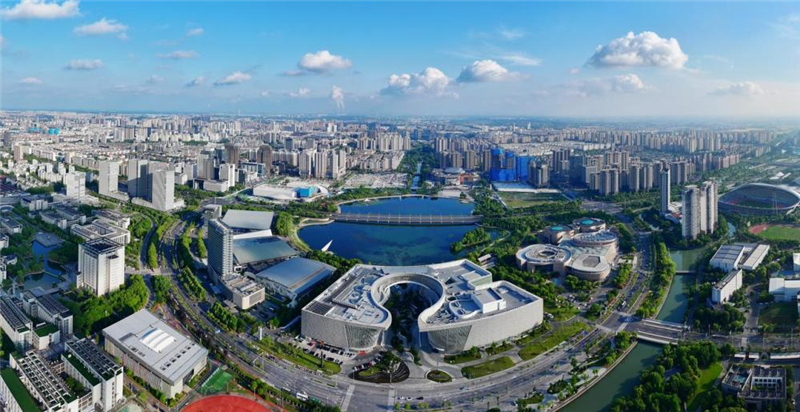 5月16日拍摄的扬州市明月湖公园夏日风光。新华社发 孟德龙摄