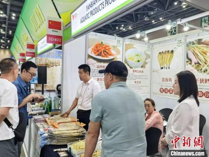 延边产品在展会上受到关注。　金光哲 摄