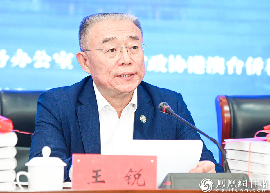 甘肃省政协副主席王锐说,《山海同行——陇港陇澳交流印记》全景式记录了陇港陇澳跨越山海的交流历程。张修毅 摄