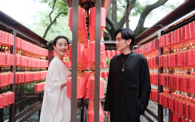 林依轮与妻子西华同框合影。