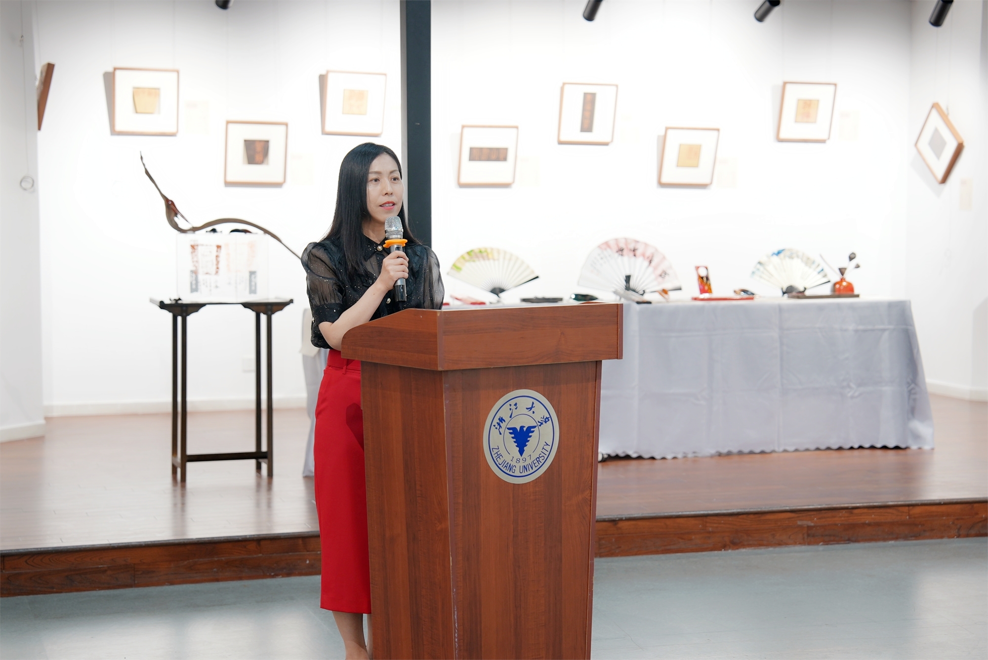 让北仑美育的种子枝繁叶茂——“潮涌东方·艺润港城”美育公益展浙大启幕