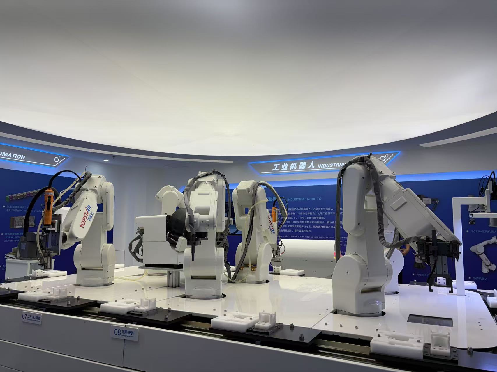 图：拓斯达工业机器人展区