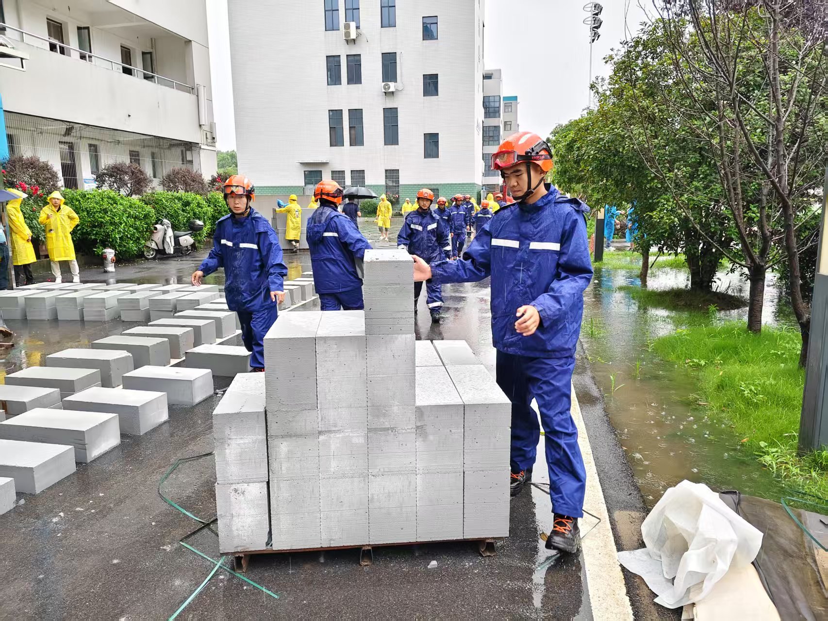 护航中考 应对强降雨 武汉应急在行动