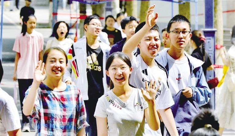 考试结束后考生们格外放松