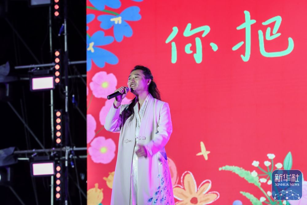 6月10日，在甘肃省定西市岷县拍摄的2025年岷县“花儿”艺术月暨文旅推介大会开幕式上，音乐人段兴华演唱带有浓郁“花儿”风格的歌曲《尕联手》。近年来，一批吸收借鉴“花儿”元素改编的歌曲备受年轻人喜爱，拓展了“花儿”的影响力。