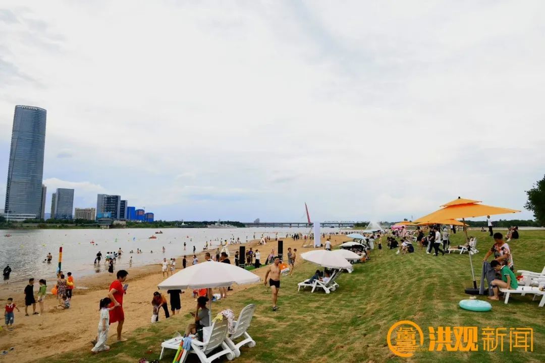 赣江“两滩七湾”天然泳场正式开放 南昌市民：像在海边度假