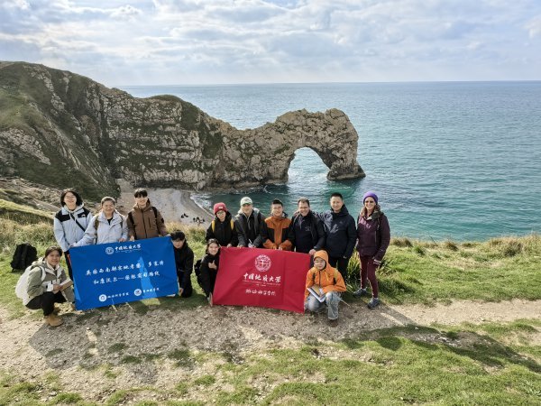 毛昊天(二排右四)和同学们前往英国开展海外地质实习。本人供图