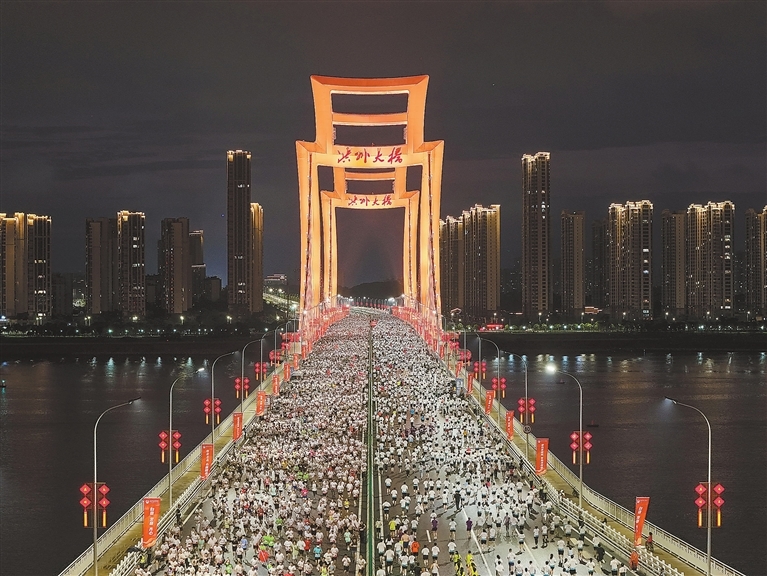 南昌：万人夜跑（图）
