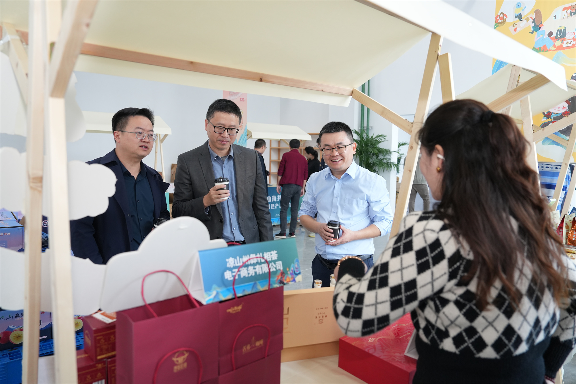 劳模洪钢：打造甬凉“两地仓”共富新标杆