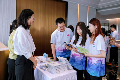 香港青年仔细阅读梅林介绍手册、了解梅林这座“城央桃源”发展情况