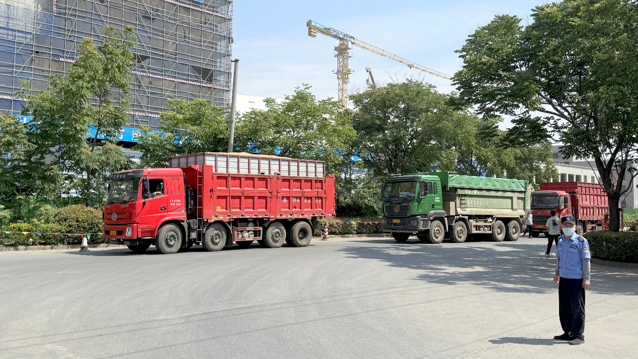 图为等待进入收购场地的运粮车。