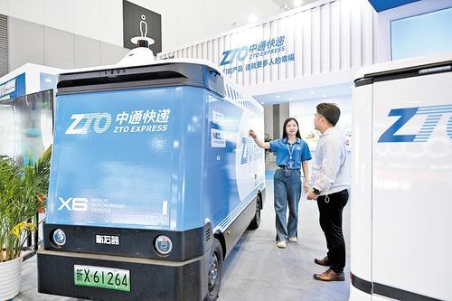 6月16日，在2025年廊坊经洽会智慧物流技术与装备展区，中通快递工作人员正介绍一辆智能无人配送车。这辆无人车的货仓容积达6立方米，续航里程200公里，日均运送1500至2000个包裹。本报记者 赵永辉摄