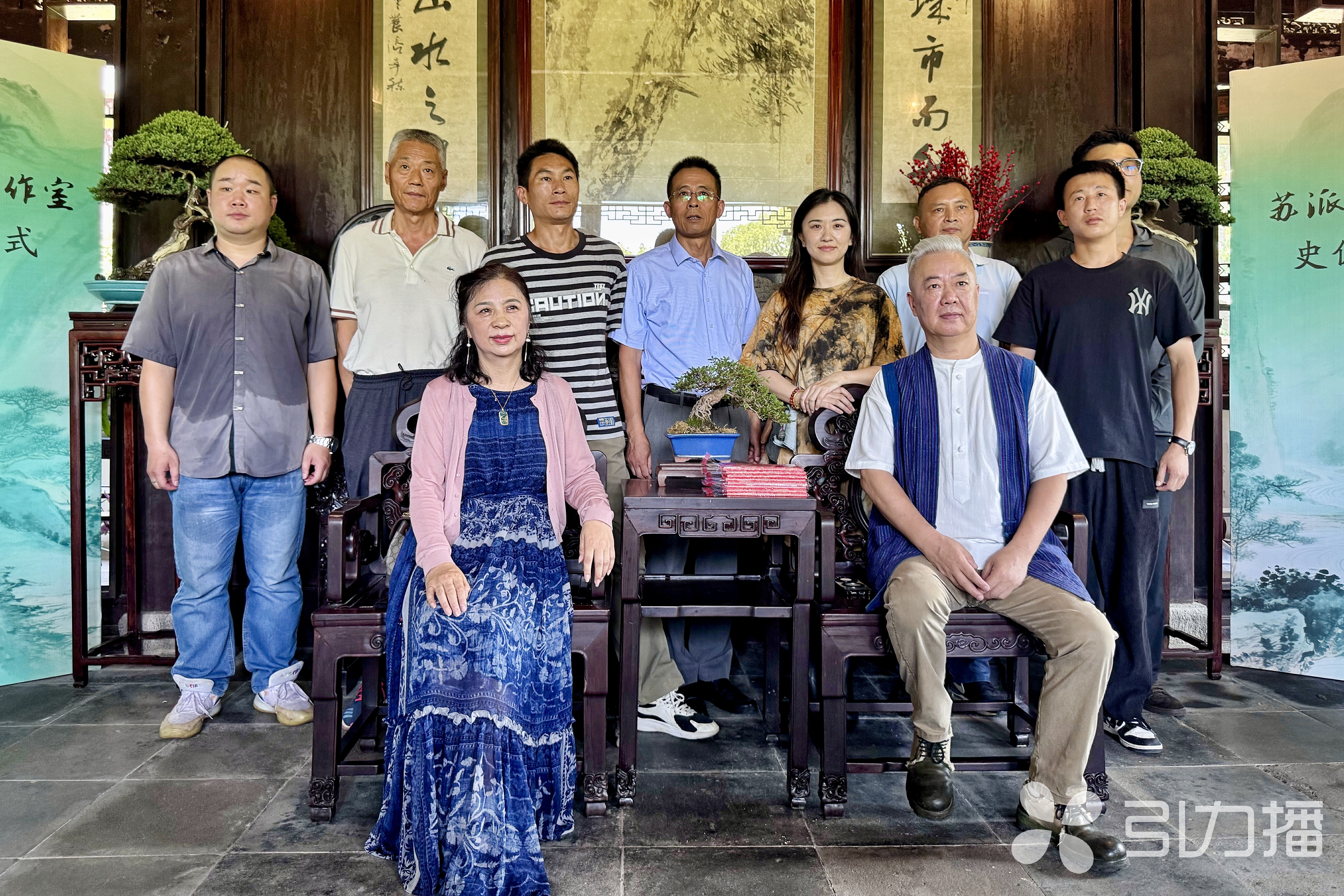 9位徒弟与师傅师母合影。苏报融媒记者 凌欣炜/摄