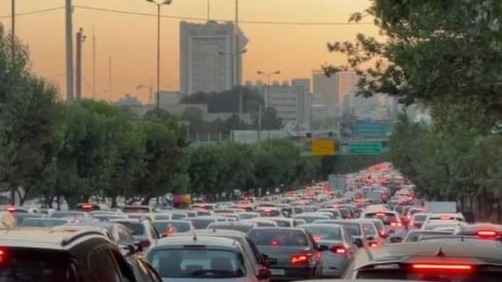 凤凰卫视记者目击以色列空袭德黑兰多区：民众大规模外逃