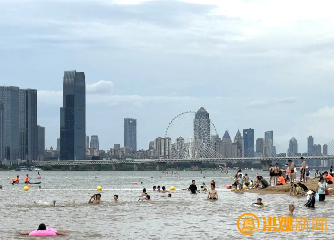 赣江“两滩七湾”天然泳场正式开放 南昌市民：像在海边度假