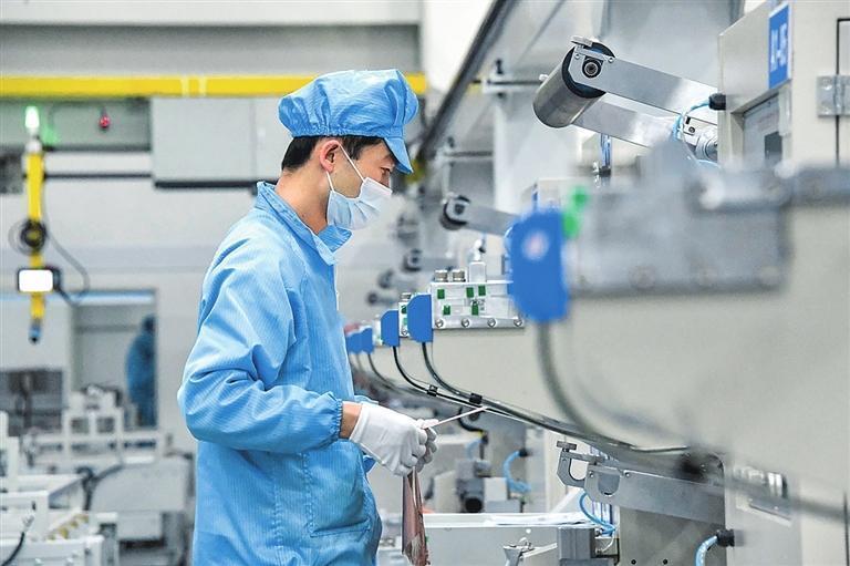 工作人员仔细检查产品质量