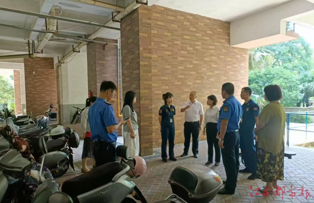 图为乌沙河社区联合物业、消防、城管部门共同到现场办公