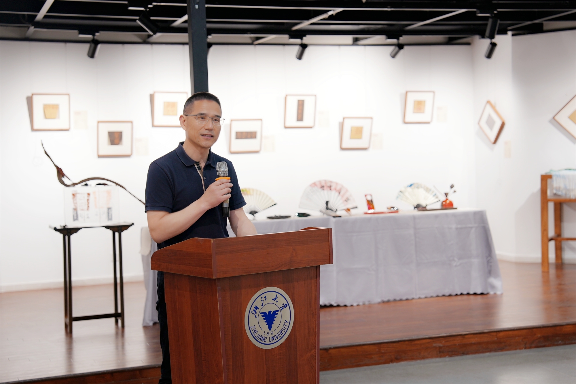 让北仑美育的种子枝繁叶茂——“潮涌东方·艺润港城”美育公益展浙大启幕