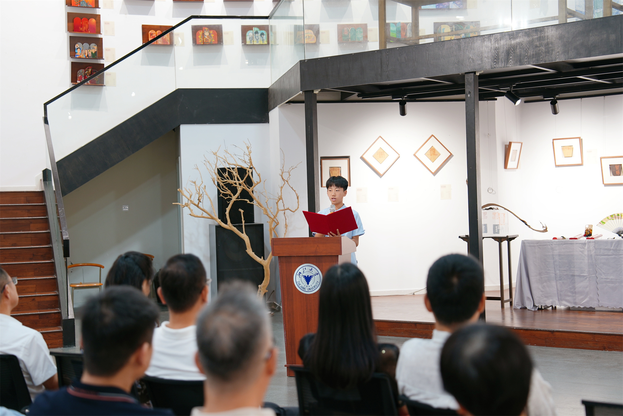让北仑美育的种子枝繁叶茂——“潮涌东方·艺润港城”美育公益展浙大启幕