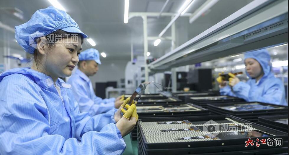 九江一家从事tft-lcd液晶显示屏研发、生产及销售的企业生产现场