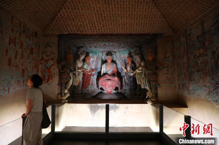 6月18日，游客在重庆中国三峡博物馆参观“从敦煌到大足——石窟艺术中国化流变展”。梁钦卿　摄