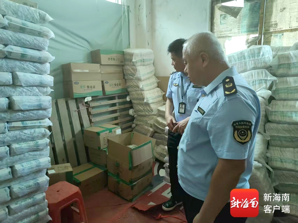 执法人员现场查获和的一次性不可降解塑料制品。摄影：蒙健