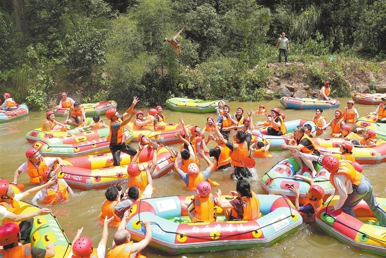 游客在上高县南港镇白云峰景区漂流。通讯员 熊志华摄