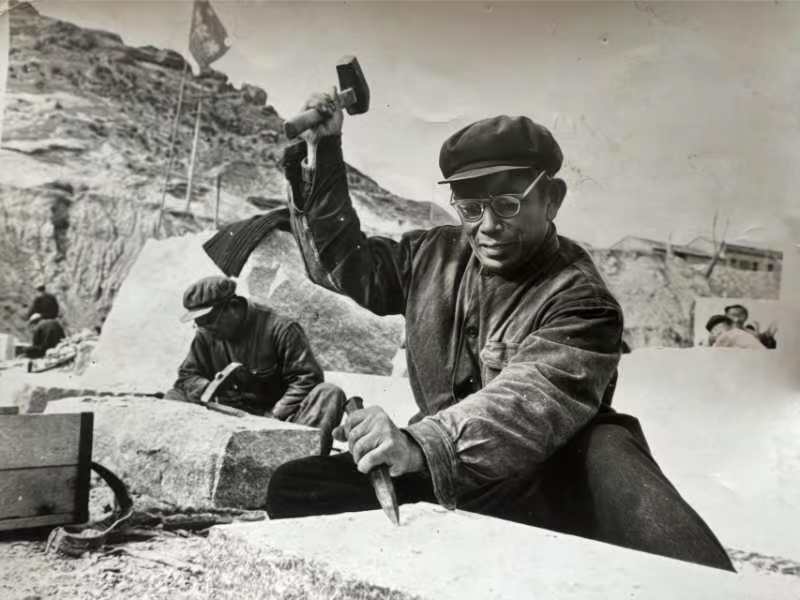 青岛乡里乡亲|午山石匠:以蚂蚁啃骨头的坚韧凿刻出巨石传奇