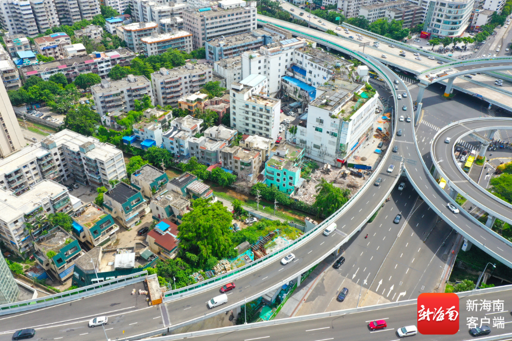 从龙昆南路衔接海秀快速路的匝道“断头”处悬在空中，桥面未见作业迹象，不远处则是另一处断头点，两点之间直线距离仅有约200米。记者 汪承贤 摄