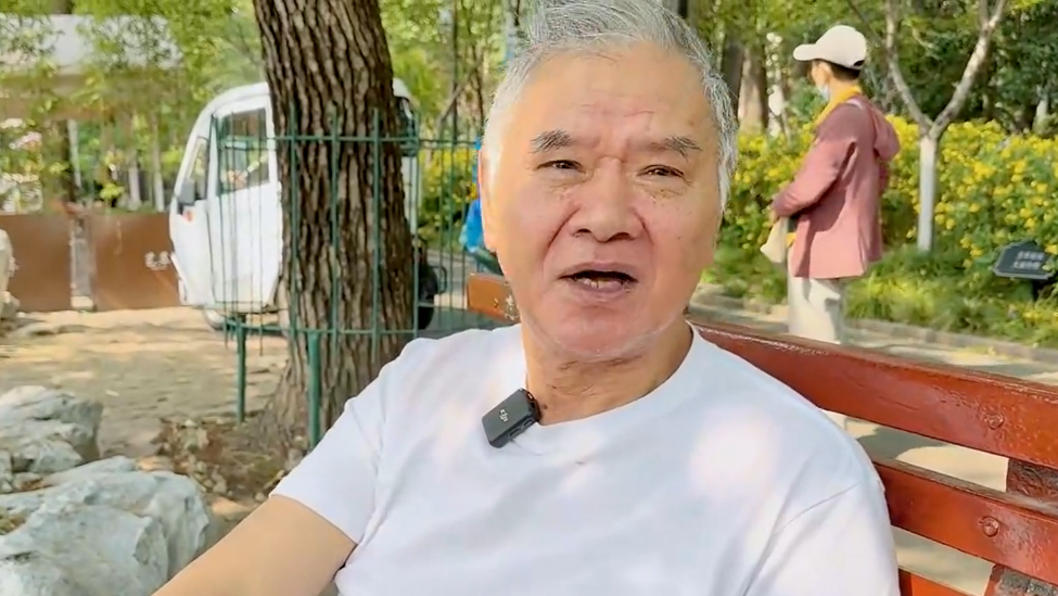 75岁大爷：看见美女，我就两眼放光，跟美女搭讪，让我感觉没白活！