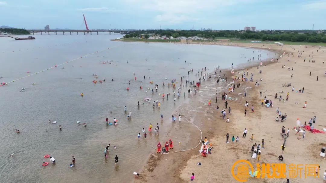 赣江“两滩七湾”天然泳场正式开放 南昌市民：像在海边度假