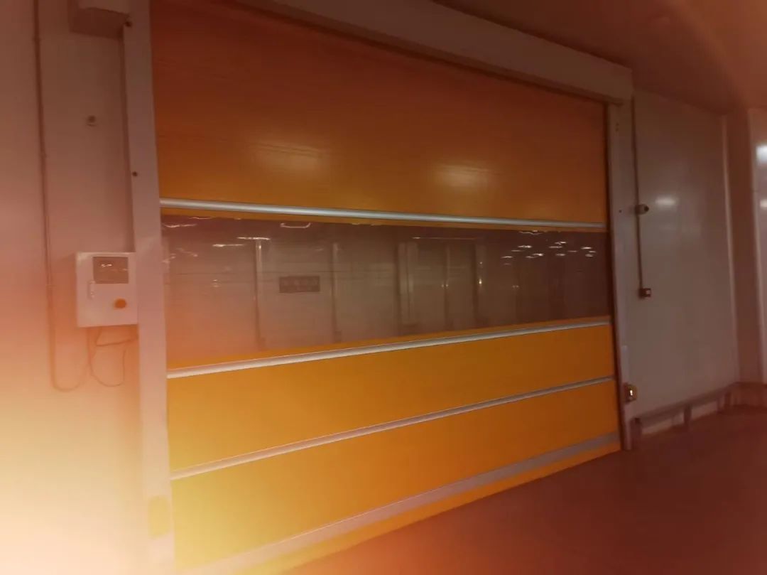 ▲安全出口使用电卷门，不符合疏散要求