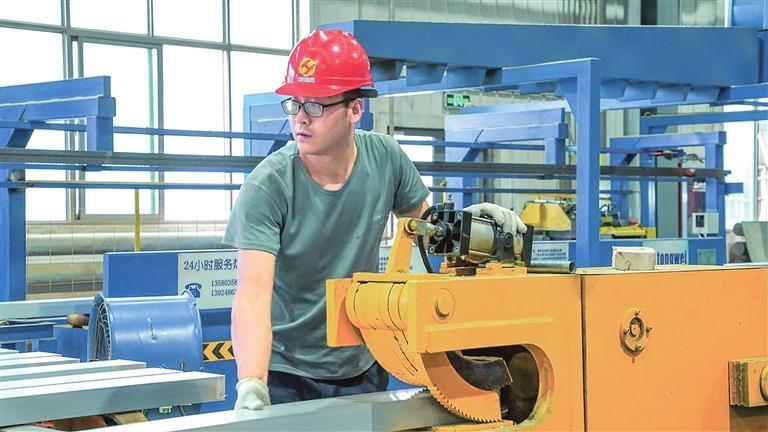 工人正在进行铝型材调直工艺操作