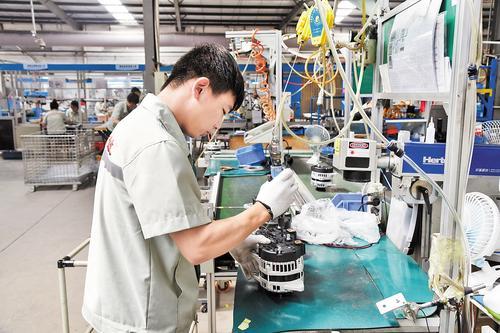工人在河间市一家汽车配件再制造企业生产车间工作。 苑立伟摄