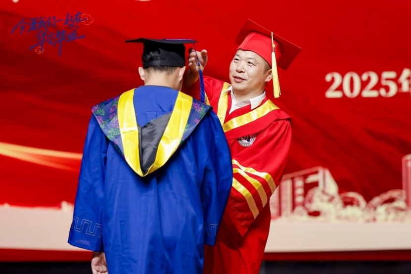 徐长节为毕业生扶正流苏。