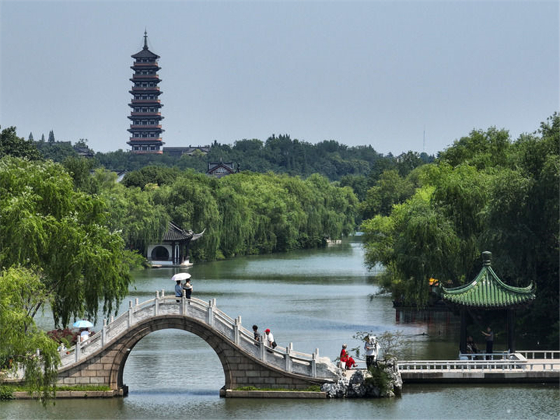 游人在扬州瘦西湖二十四桥游览（2023年6月15日摄）。新华社记者 季春鹏 摄