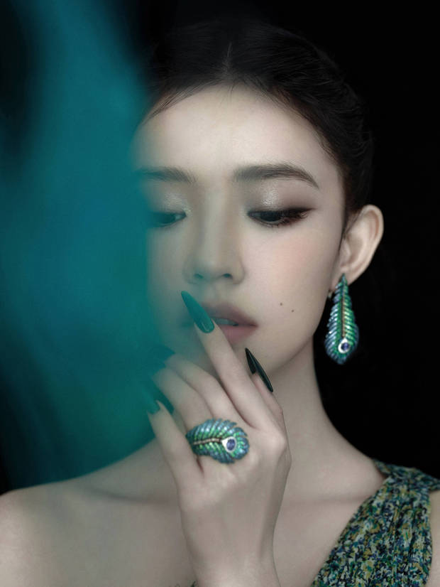 搜狐娱乐讯 近日,一组林允新中式氛围感大片曝光。