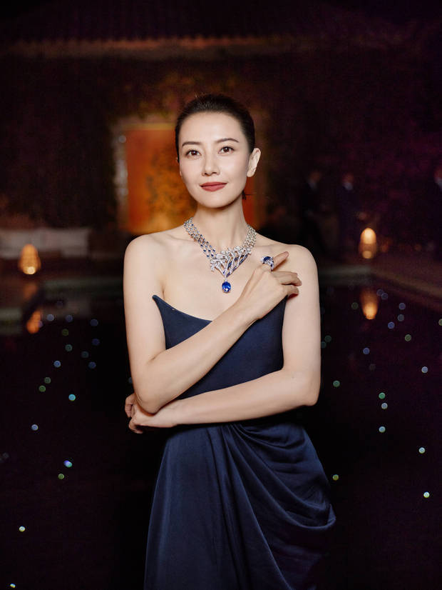 高圆圆绽放迷人笑容,美貌养眼。
