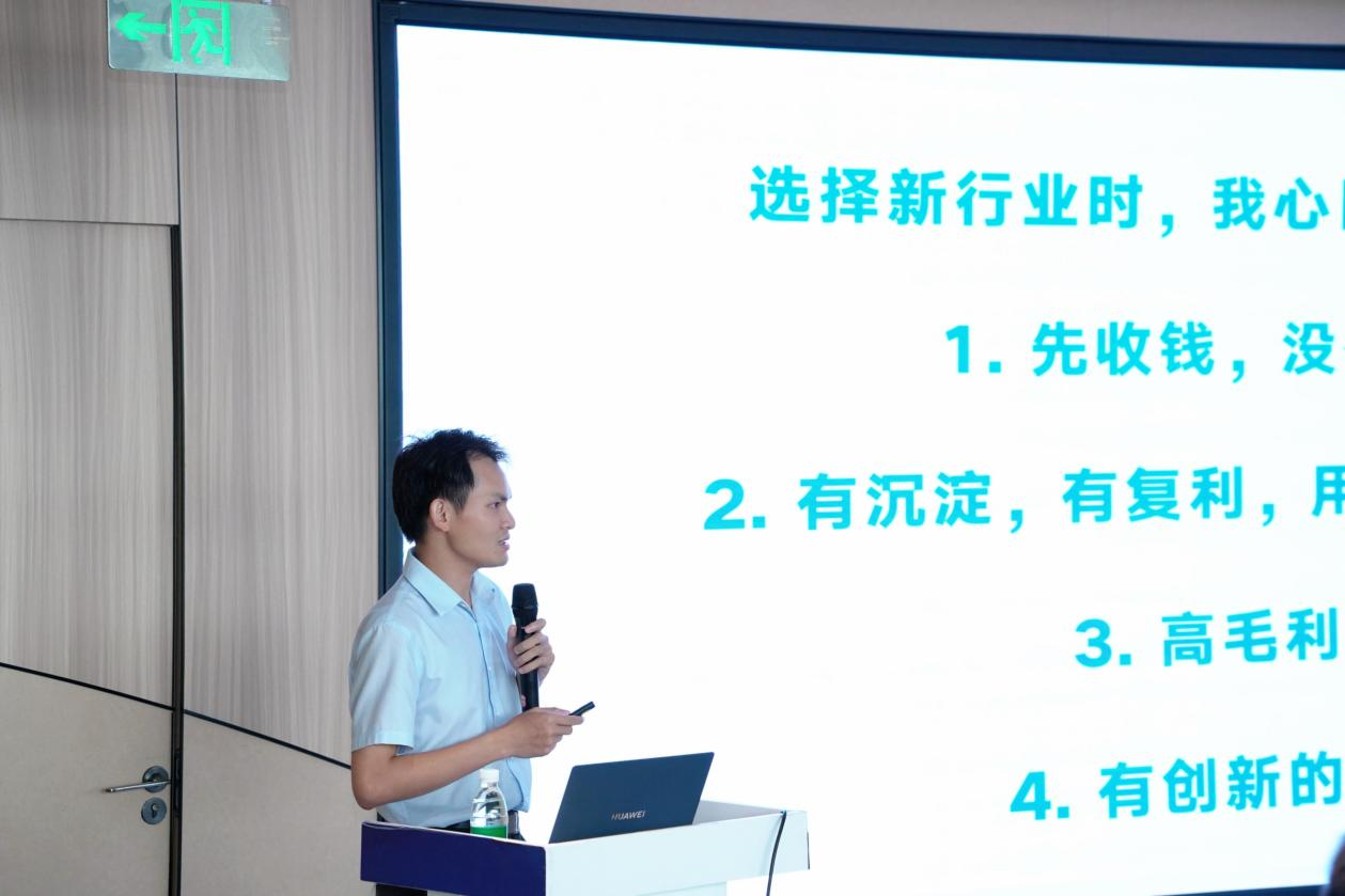 （海南创业爸人工智能科技公司CEO黄小明）
