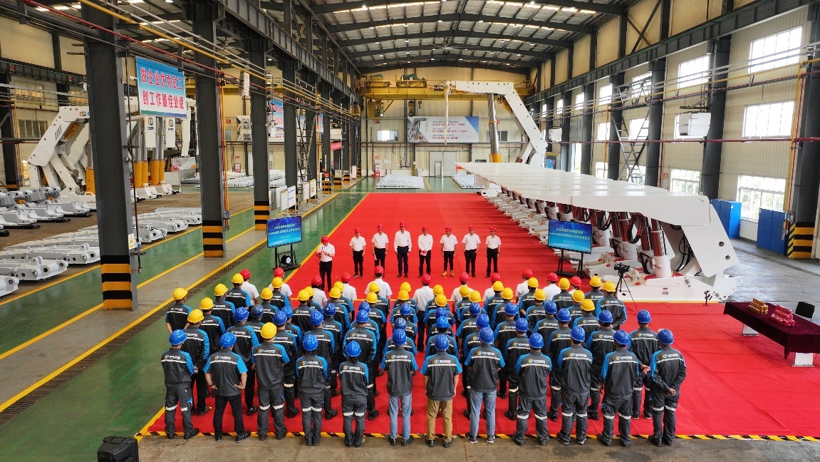 （山东能源首批液压支架出口澳大利亚发运仪式现场）