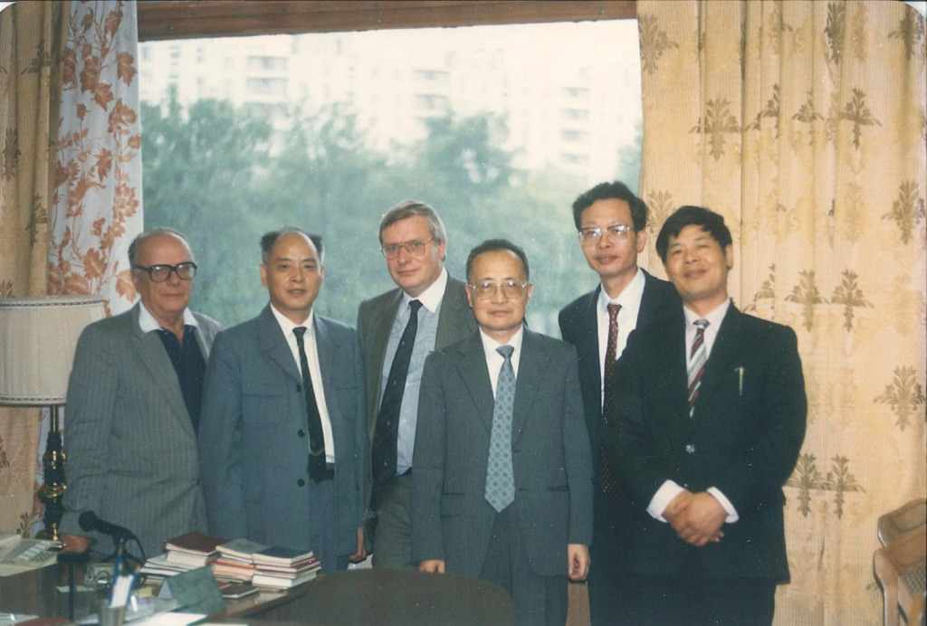 1989年1月18日，上海古籍出版社与苏联科学出版社东方文学部总编辑德列尔就合作影印出版列宁格勒所藏敦煌残卷一事签署会谈纪要。（左起：德列尔、魏同贤、阿格罗姆、钱伯城、李国章、李伟国）